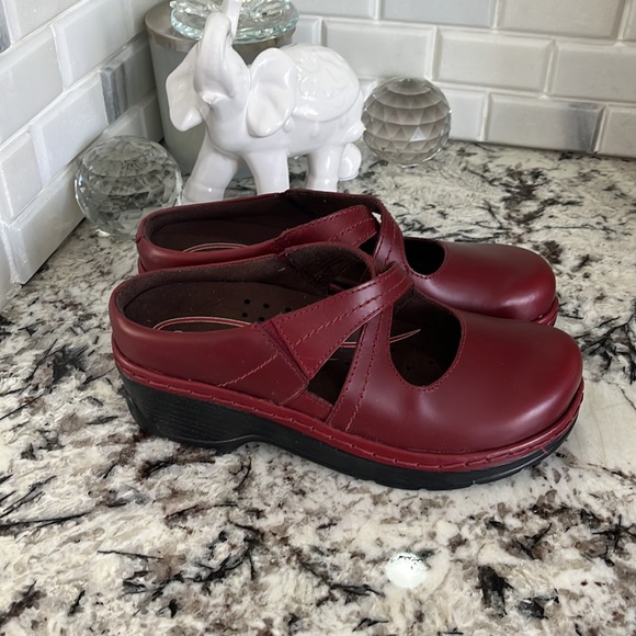 Klogs Women’s Slip Ons in Red collar is cranberry smooth size 8 style is  Cara - Picture 2 of 6